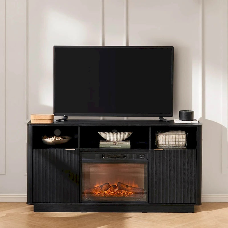 Meuble TV avec cheminée électrique, panneaux cannelés et poignées dorées, noir