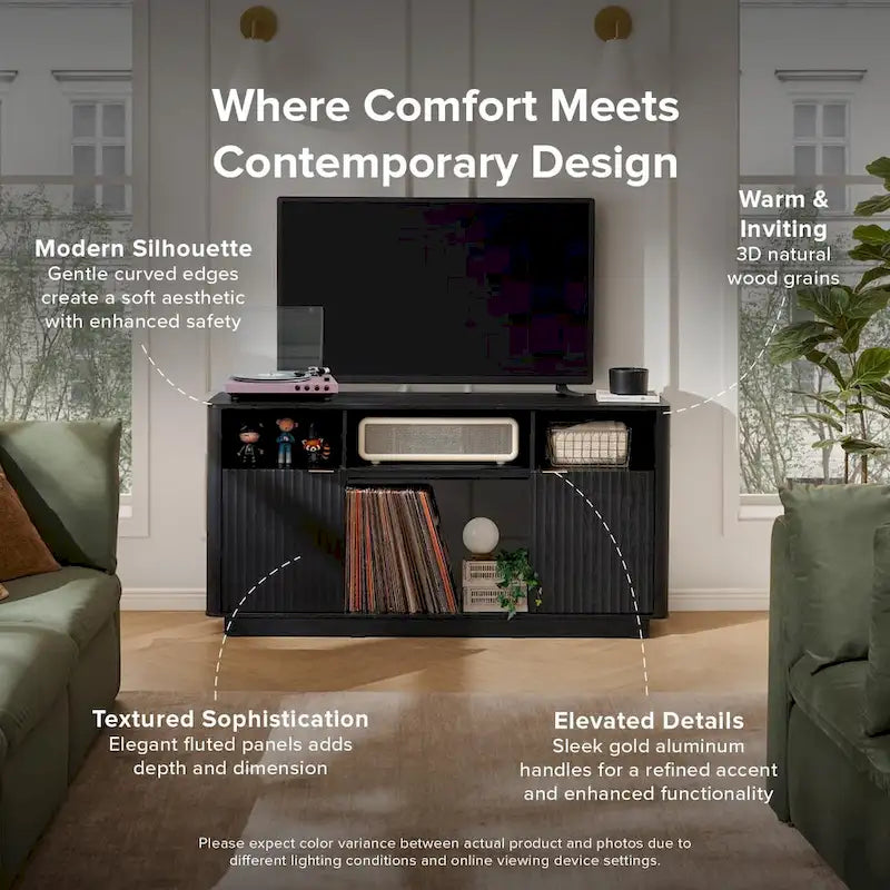 Meuble TV avec cheminée électrique, panneaux cannelés et poignées dorées, noir