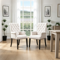 Chaise de salle à manger à dossier haut capitonné couleur crème beige avec accoudoirs, clous décoratifs et pieds foncés