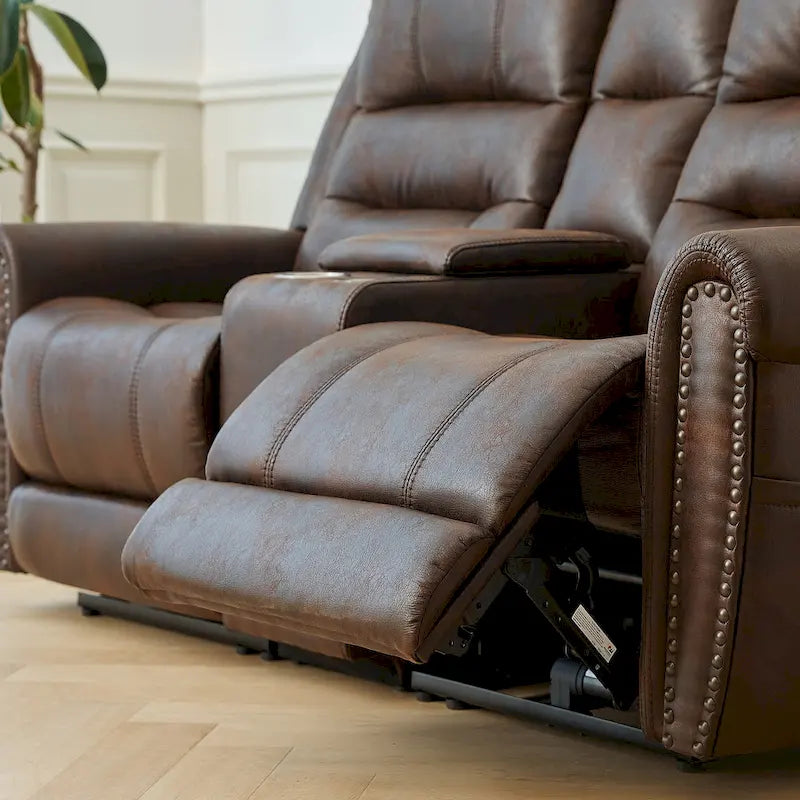 Fauteuil inclinable électrique en similicuir marron avec dossier haut, clous décoratifs et appuie-tête réglable avec port USB