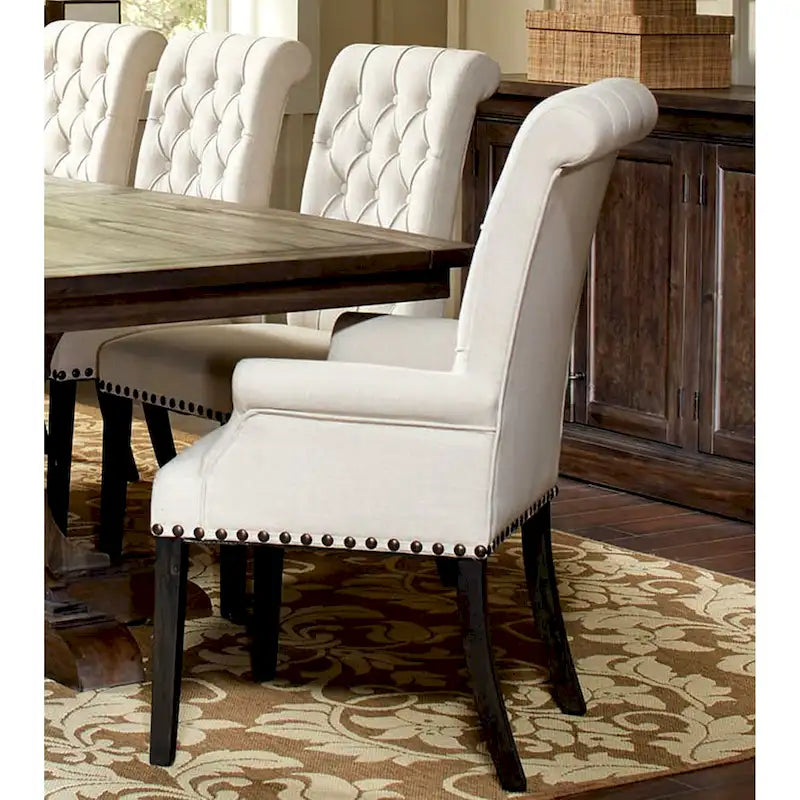 Chaise de salle à manger à dossier haut capitonné couleur crème beige avec accoudoirs, clous décoratifs et pieds foncés