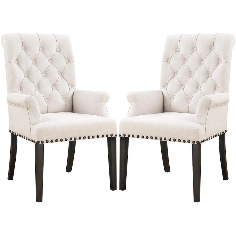 Chaise de salle à manger à dossier haut capitonné couleur crème beige avec accoudoirs, clous décoratifs et pieds foncés