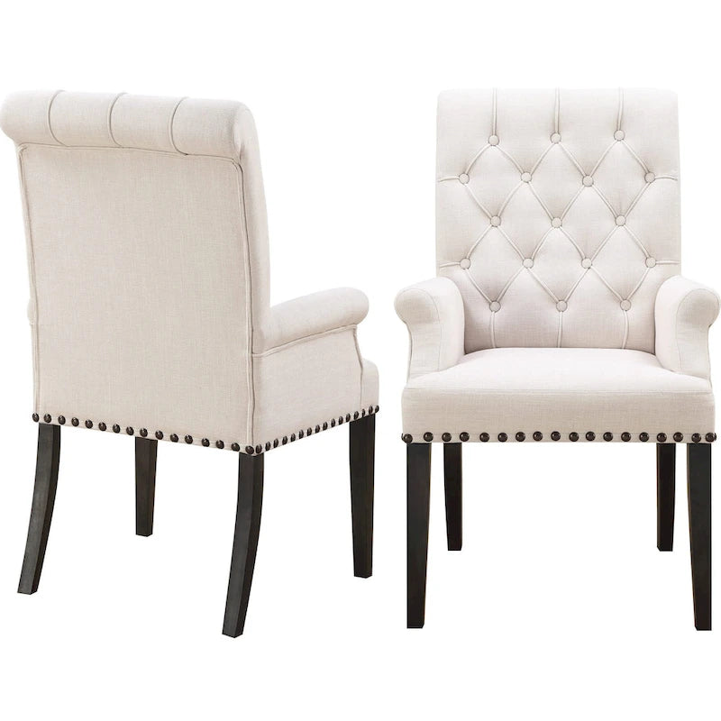 Chaise de salle à manger à dossier haut capitonné couleur crème beige avec accoudoirs, clous décoratifs et pieds foncés