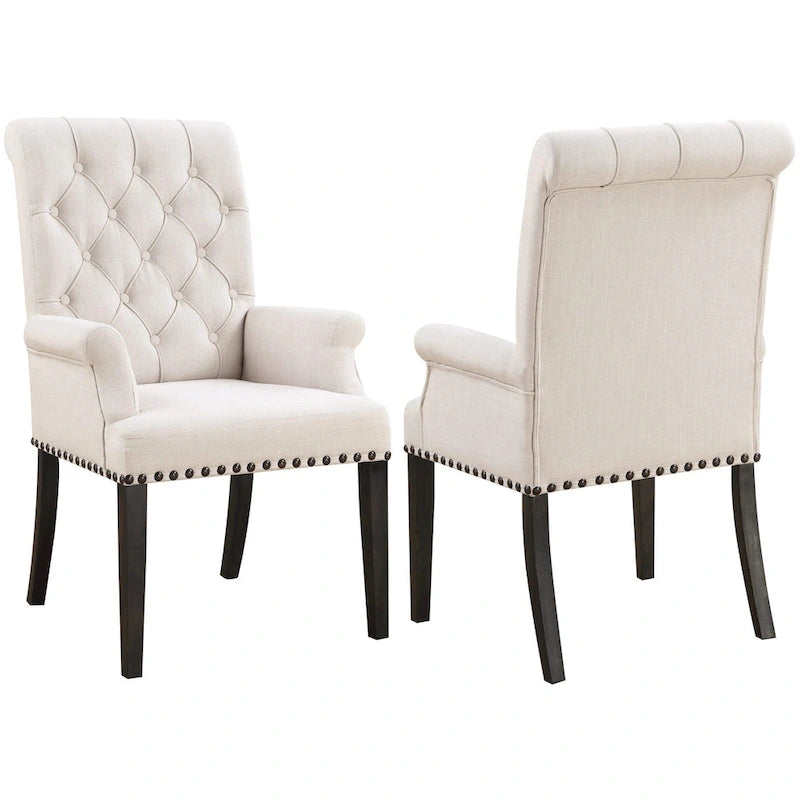 Chaise de salle à manger à dossier haut capitonné couleur crème beige avec accoudoirs, clous décoratifs et pieds foncés