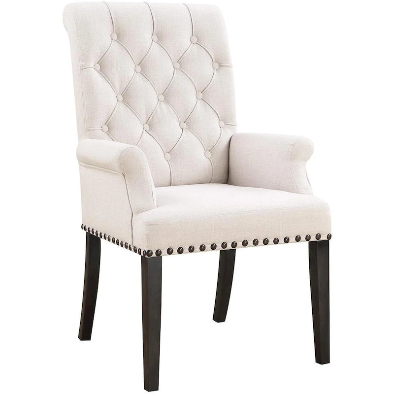 Chaise de salle à manger à dossier haut capitonné couleur crème beige avec accoudoirs, clous décoratifs et pieds foncés