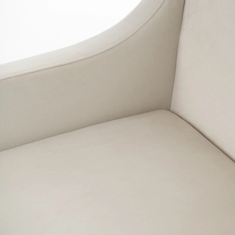 Chaise de salle à manger moderne en velours beige avec pieds en laiton antique