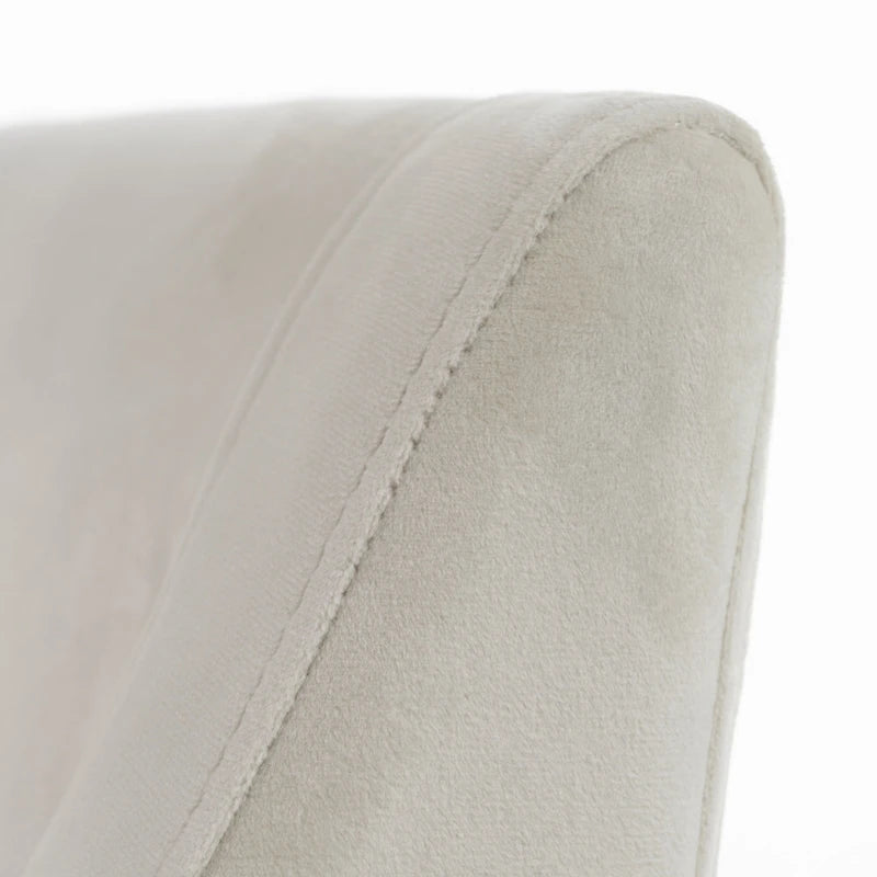 Chaise de salle à manger moderne en velours beige avec pieds en laiton antique