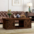 Table basse rustique en bois de ferme avec portes de grange, finition Aged Whiskey