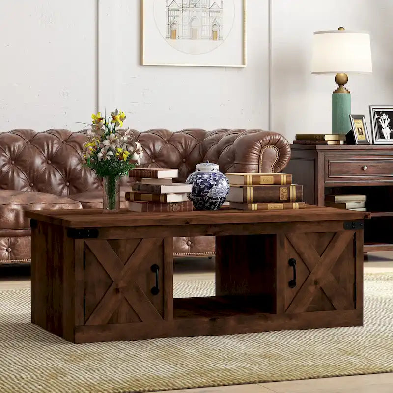 Table basse rustique en bois de ferme avec portes de grange, finition Aged Whiskey