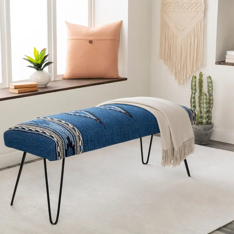Banc rembourré de style sud-ouest, coton végétalien aztèque crème, pieds en épingle bleus foncés