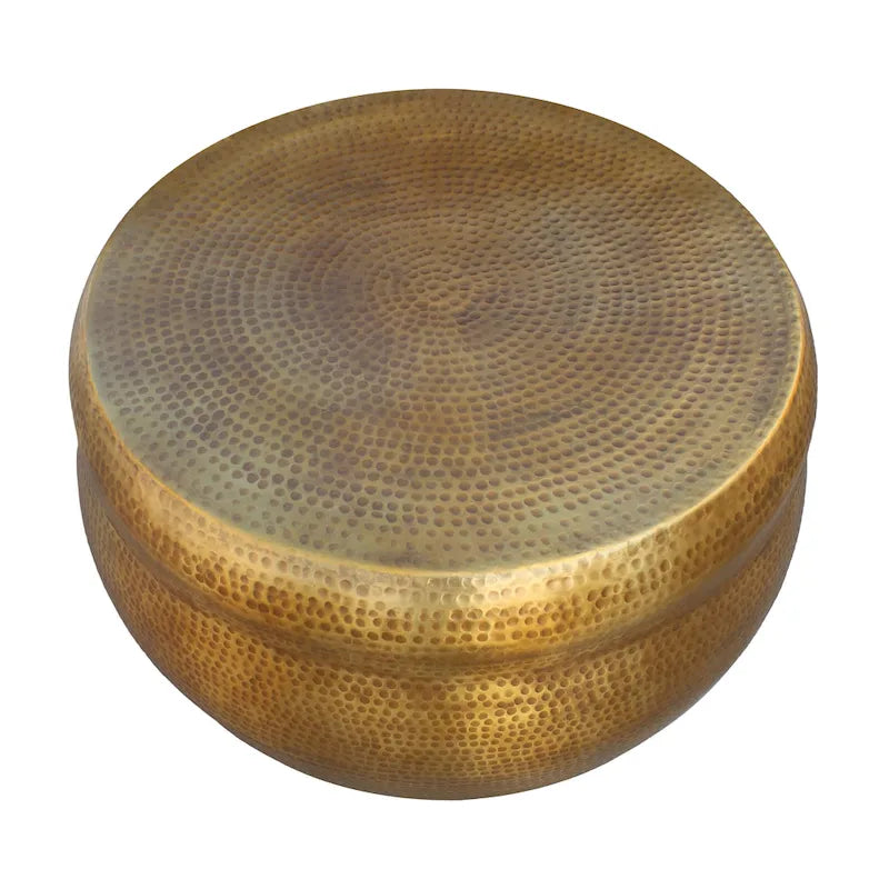 Table basse ronde en aluminium martelé, finition laiton antique, forme tambour
