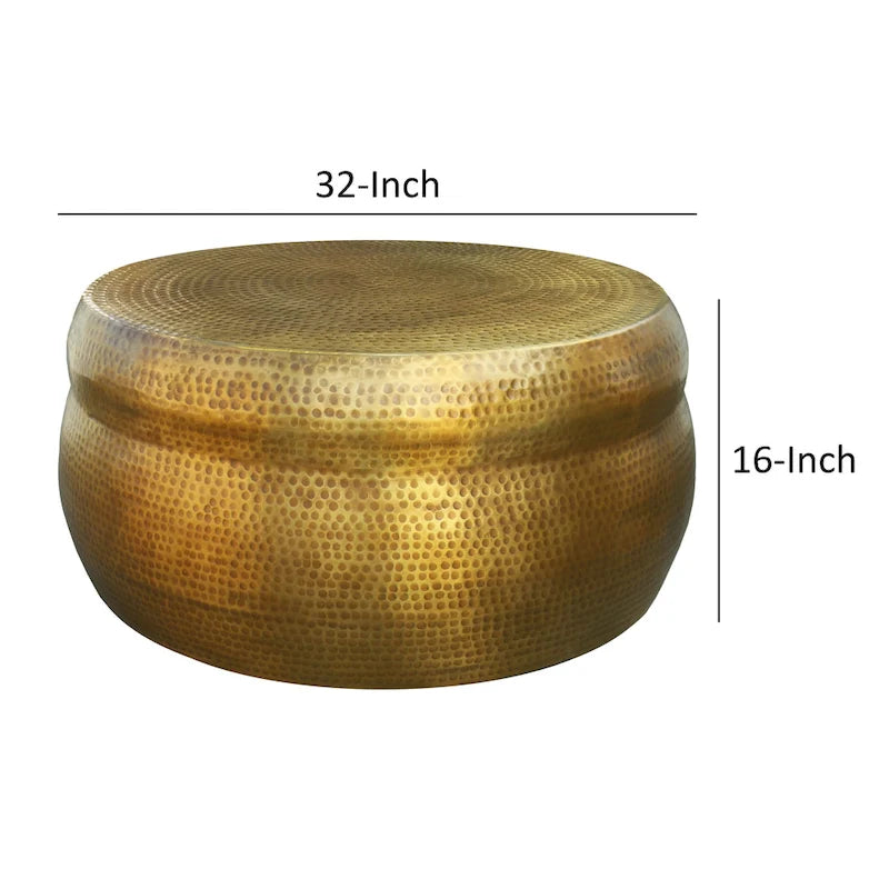 Table basse ronde en aluminium martelé, finition laiton antique, forme tambour