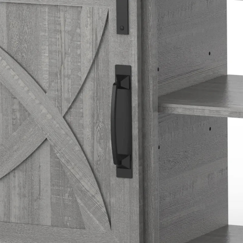Meuble TV gris avec porte coulissante style grange et étagères de rangement ouvertes en bois