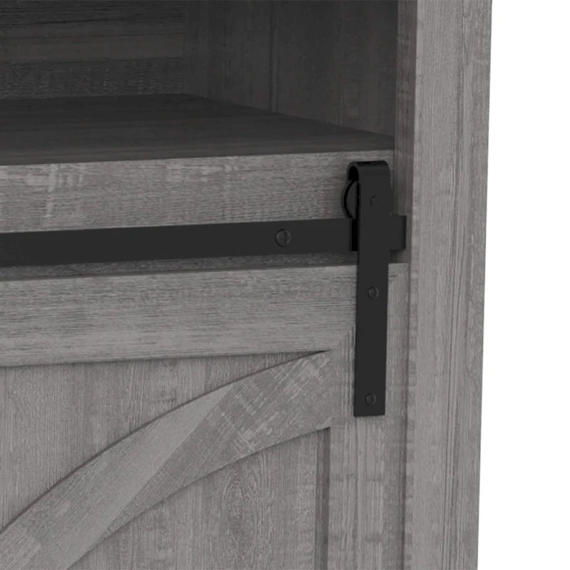 Meuble TV gris avec porte coulissante style grange et étagères de rangement ouvertes en bois