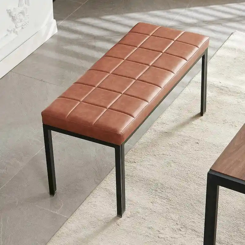 Banc capitonné en cuir synthétique marron avec pieds en métal noir