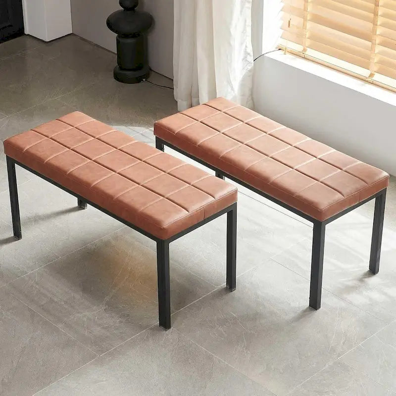 Banc capitonné en cuir synthétique marron avec pieds en métal noir