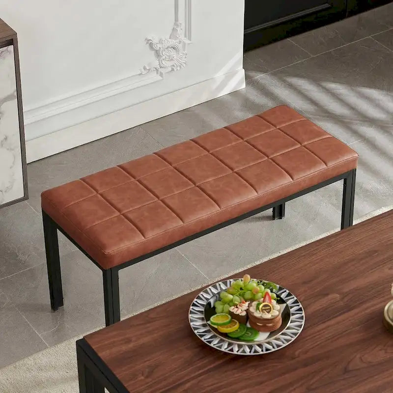 Banc capitonné en cuir synthétique marron avec pieds en métal noir