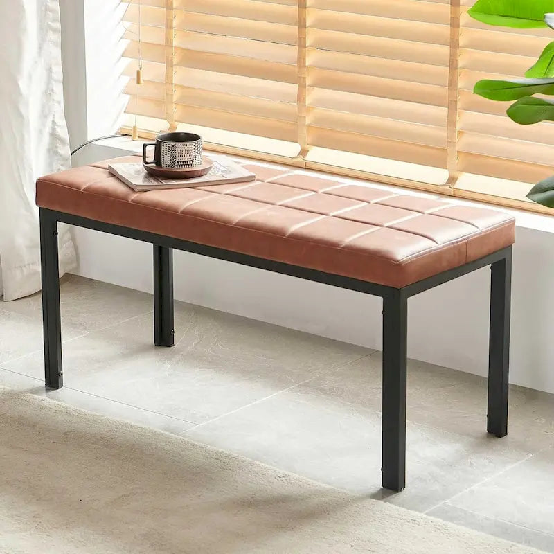 Banc capitonné en cuir synthétique marron avec pieds en métal noir