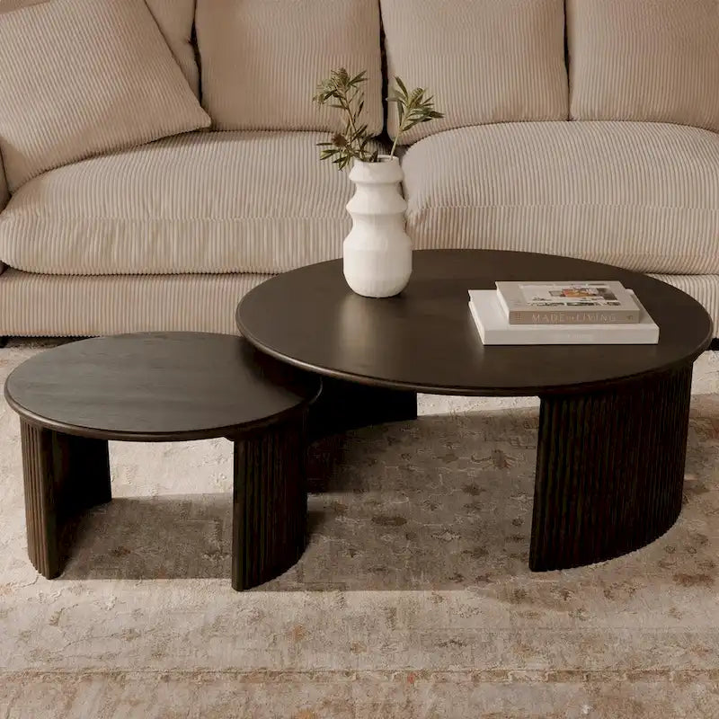 Table basse ronde en chêne massif avec pieds cannelés marron foncé