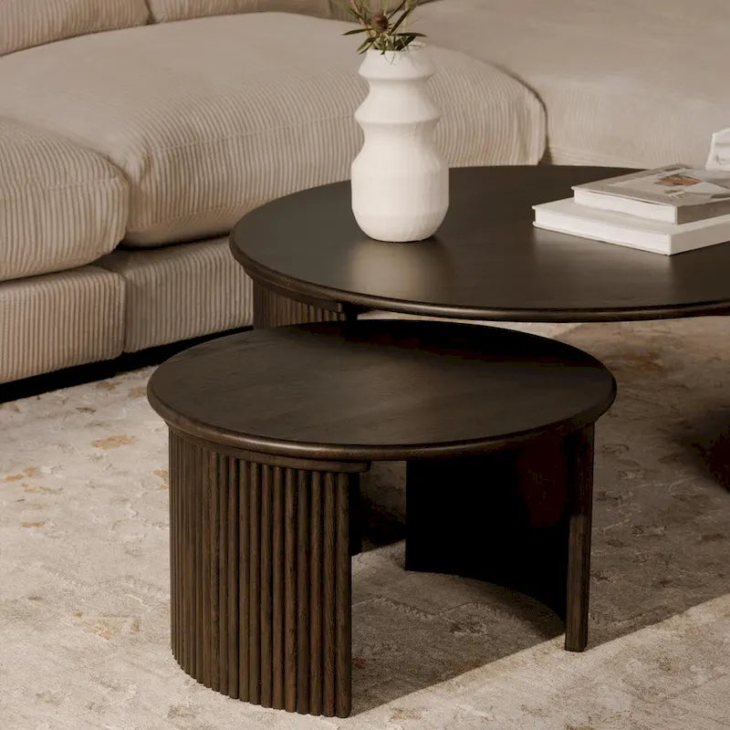 Table basse ronde en chêne massif avec pieds cannelés marron foncé