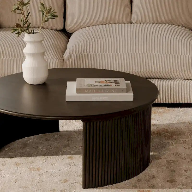 Table basse ronde en chêne massif avec pieds cannelés marron foncé