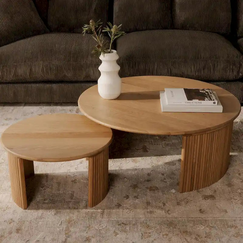 Table basse ronde en chêne massif avec pieds cannelés marron foncé