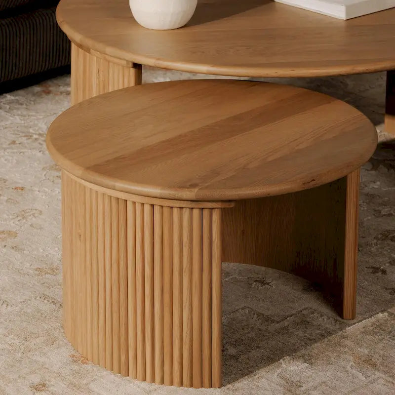 Table basse ronde en chêne massif avec pieds cannelés marron foncé
